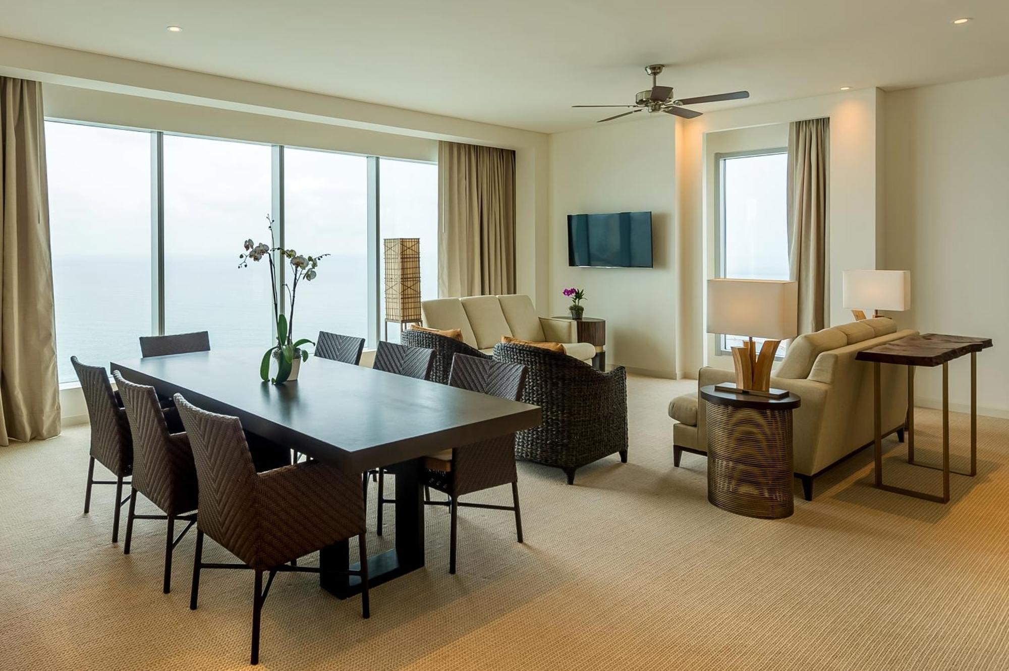 Hotel Hyatt Regency Cartagena Esterno foto A living room in a suite at the Ritz-Carlton, Marina Bay